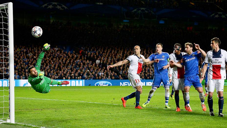 o goleiro Salvatore Sirigu, do PSG, defende cobrança de falta de Frank Lampard