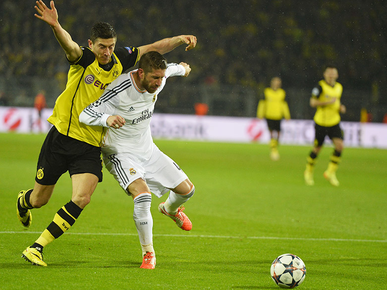 Jogador Sergio Ramos, do Real Madri, disputa a bola com Lewandowski do Borussia Dortmund, pelas quartas de final da Liga dos Campeões, na Alemanha