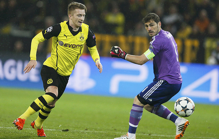 Jogador Marco Reus, do Borussia Dortmund, dribla o goleiro Casillas e marca gol contra o Real Madri, pelas quartas de final da Liga dos Campeões na Alemanha
