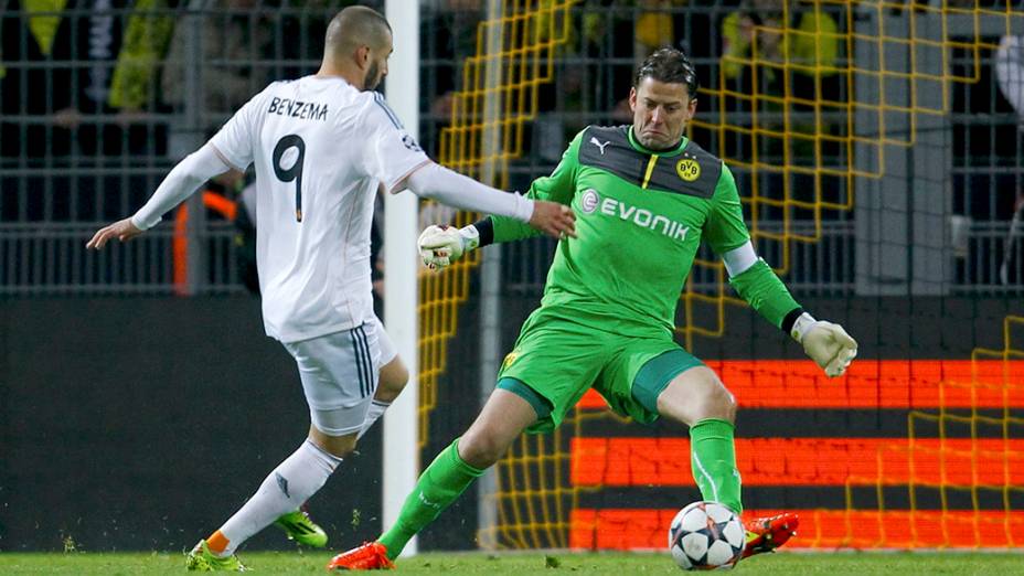 Goleiro Roman Weidenfeller, do Borussia Dortmund, defende a bola chutada por Benzema, do Real Madri, pelas quartas de final da Liga dos Campeões na Alemanha