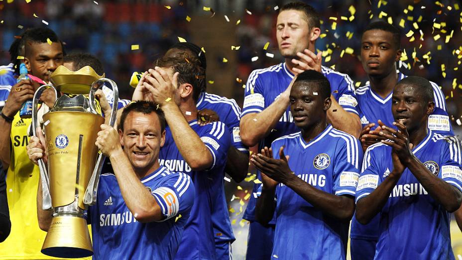 John Terry levanta a taça após vencer a equipe do Thailand All Stars