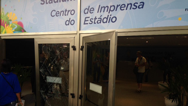 Porta de vidro do centro de imprensa do Maracanã destruída por torcedores chilenos