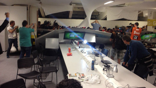 Torcedores chilenos derrubaram tapumes, computadores e telões na centro de imprensa do Maracanã