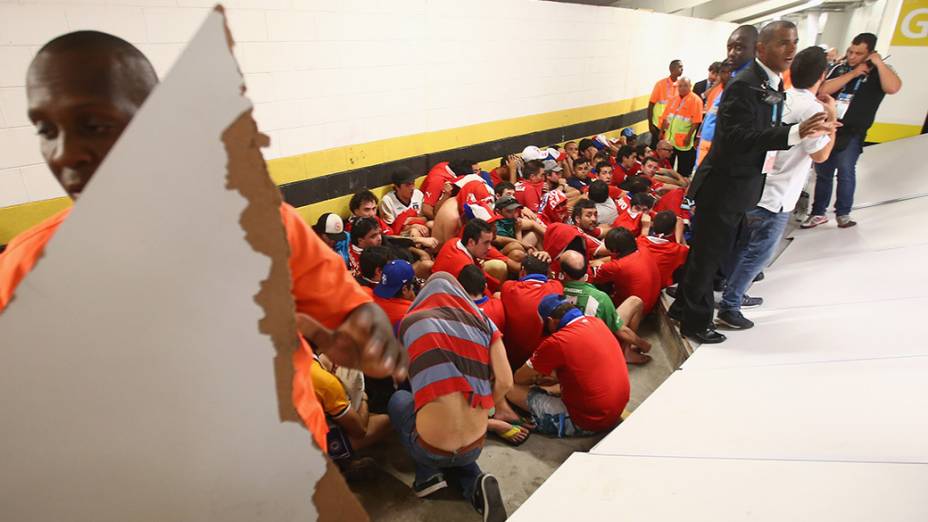 Torcedores chilenos são presos após confusão no centro de imprensa do Maracanã