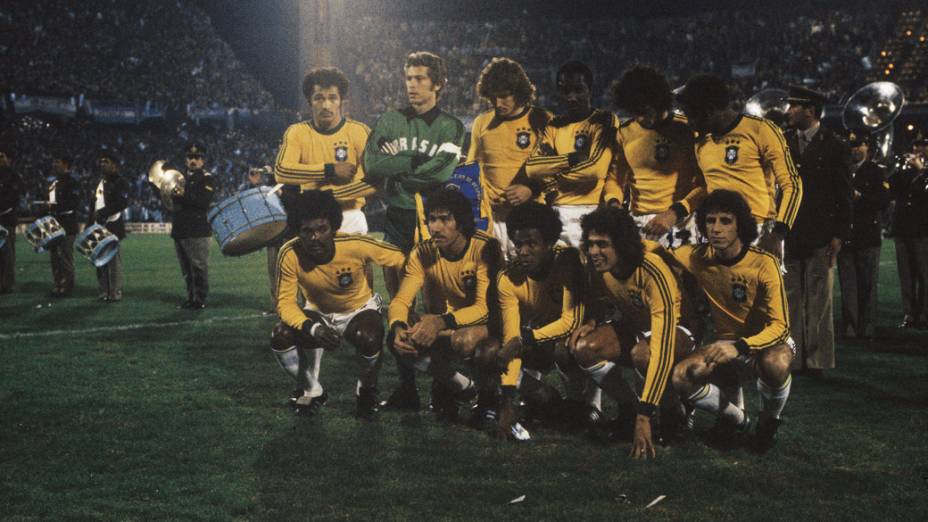 Time do Brasil na Copa de 1978: em pé, Gil, Leão, Oscar, Amaral, Batista e Rodrigues Neto; agachados, Toninho, Chicão, Jorge Mendonça, Roberto Dinamite e Dirceu