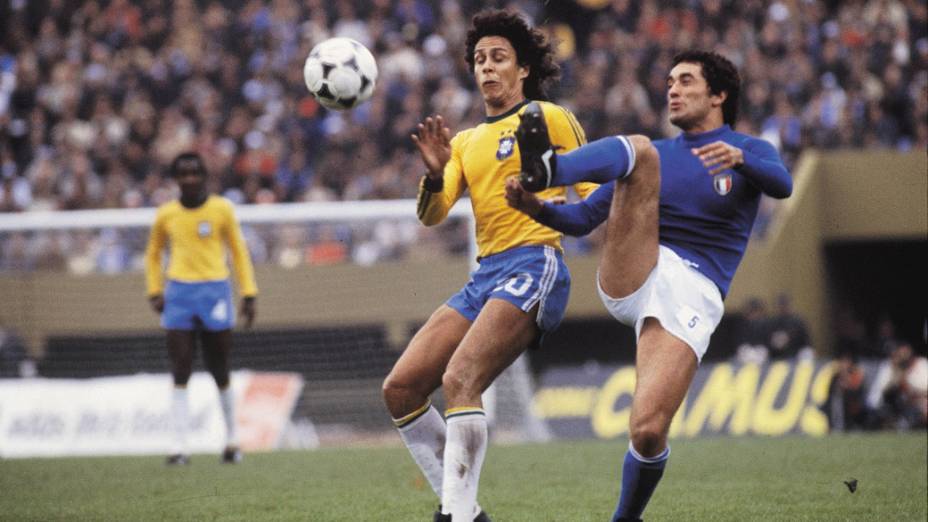 Roberto Dinamite, do Brasil, disputando lance com Claudio Gentile, da Itália, durante decisão do terceiro lugar da Copa do Mundo de 1978