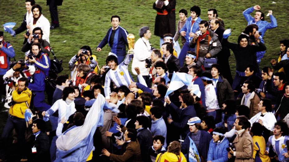 Passarella, capitão da Argentina, sendo carregado por torcedores e erguendo a Taça Fifa, após a vitória sobre a Holanda e a conquista da Copa do Mundo de 1978