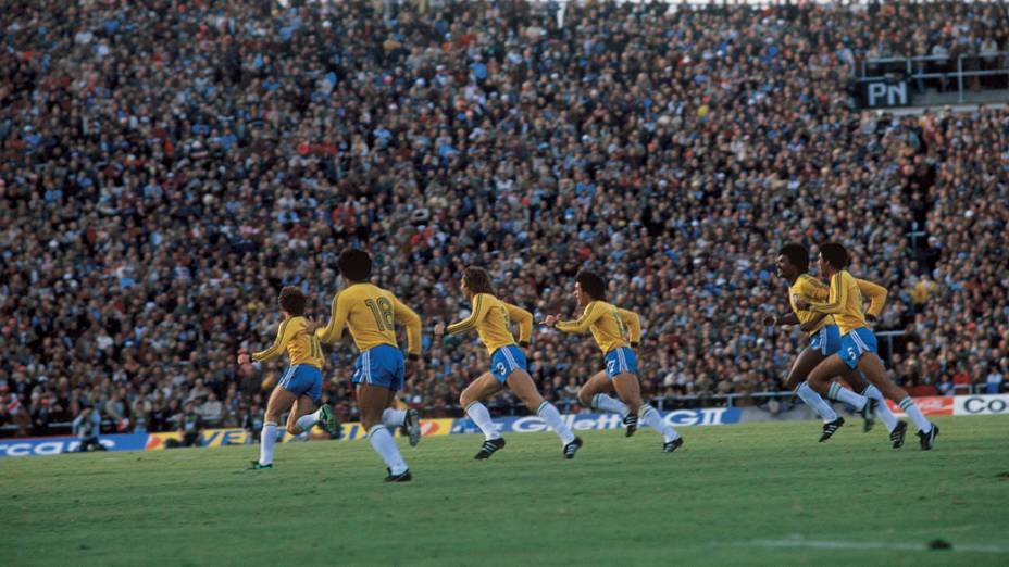 Jogadores do Brasil comemoram gol de Dirceu em Brasil 2 x 1 Itália, pela Copa de 1978