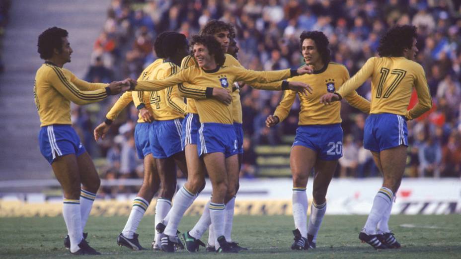  Jogadores do Brasil comemorando gol contra o Peru, na Copa do Mundo de 1978, em Mendonza