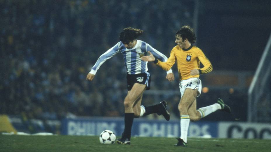 Kempes, da Argentina, disputando a bola com Dirceu, do Brasil, em jogo da Copa de Mundo de 1978