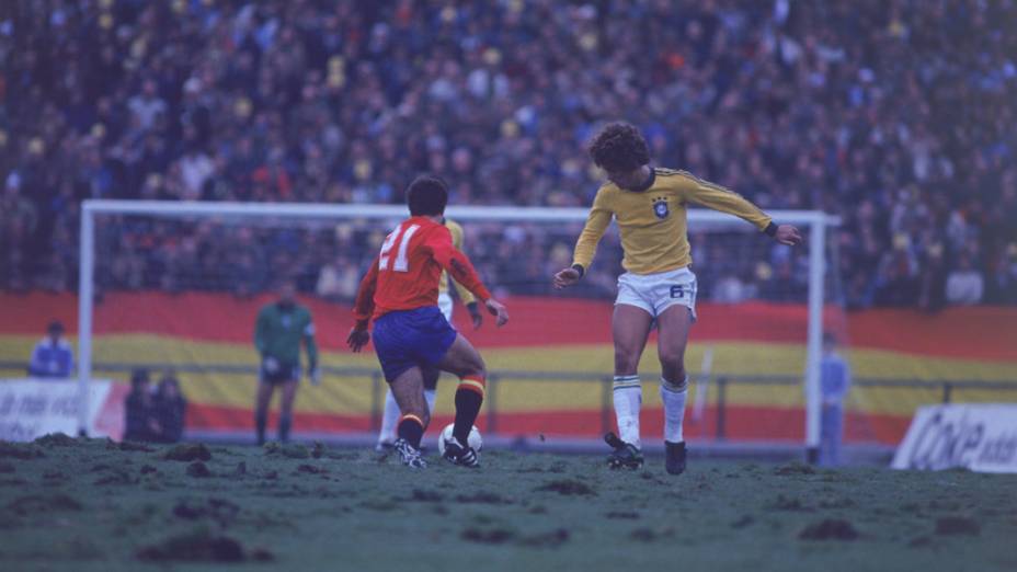 Edinho, do Brasil, contra a Espanha, pela Copa do Mundo de 1978