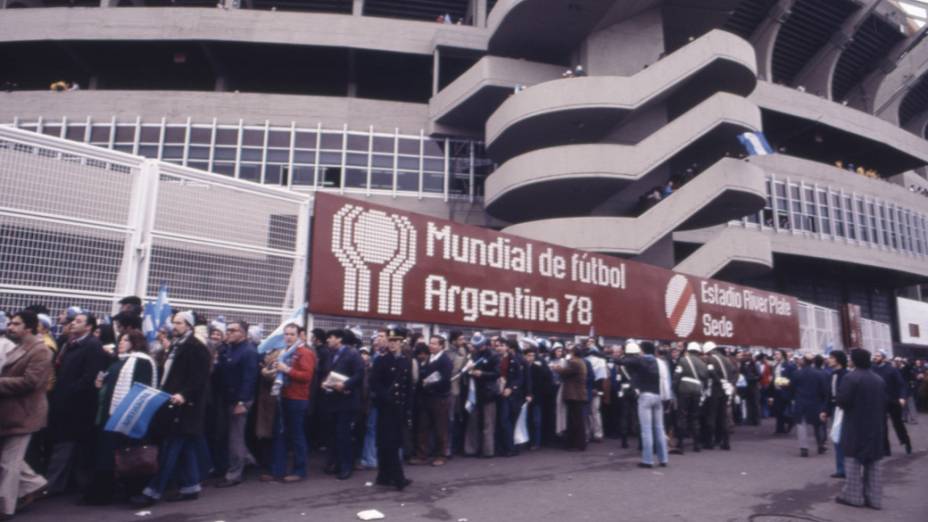 Fila de torcedores no Estádio Monumental, em Buenos Aires, durante a Copa do Mundo de 1978