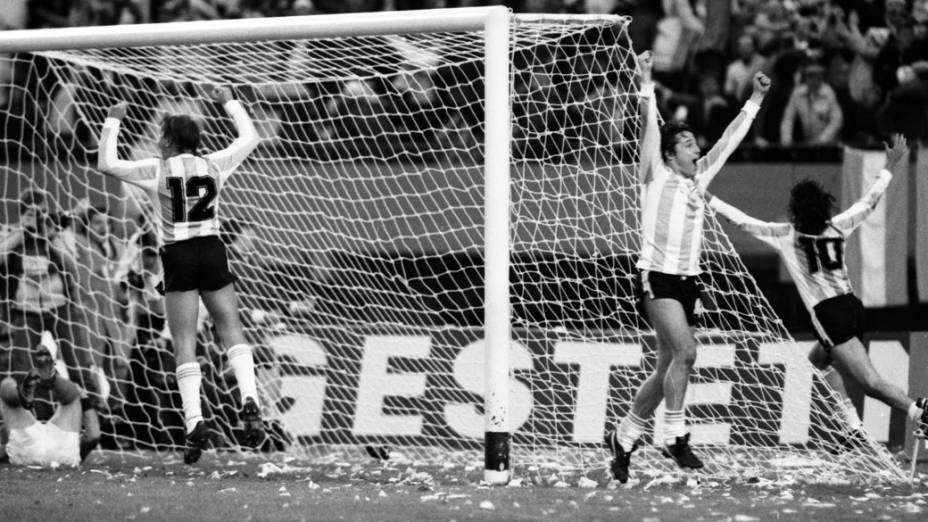 Jogadores da Argentina comemoram gol contra a Holanda na final da Copa do Mundo de 1978