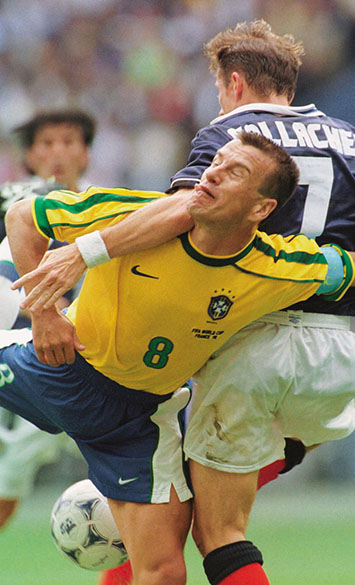 Dunga, capitão do Brasil, em ação na Copa de 1998