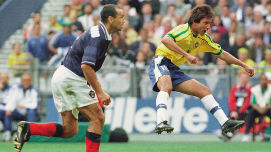 Leonardo, do Brasil, no jogo contra a Escócia, na Copa de 1998