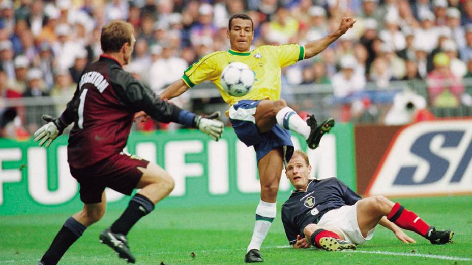 Lance entre Cafu e o goleiro Leighton, que originou o gol de Cafu no jogo entre Brasil e Escócia, na Copa de 1998