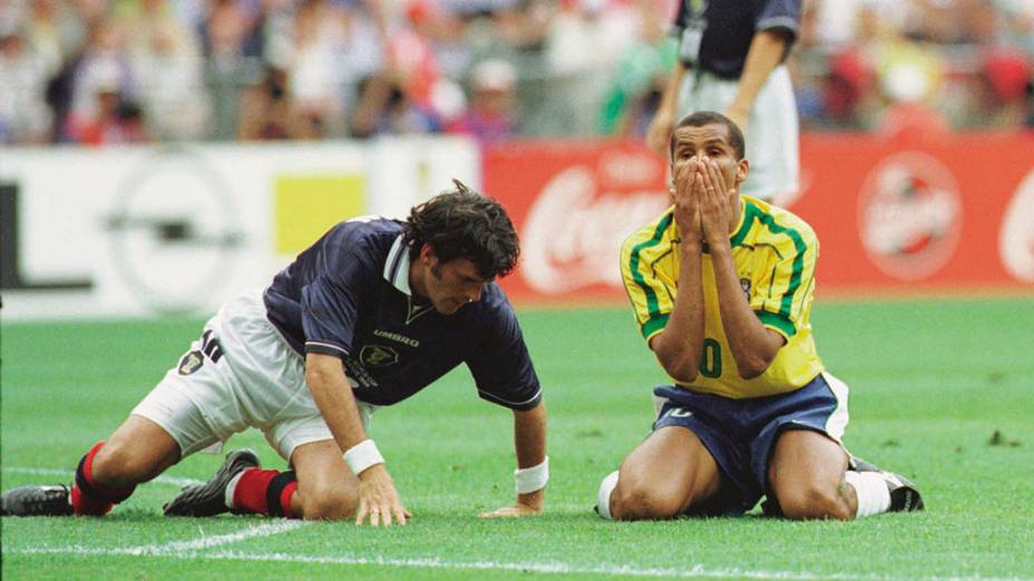Rivaldo, do Brasil, no jogo contra a Escócia, na estreia da Copa do Mundo de 1998