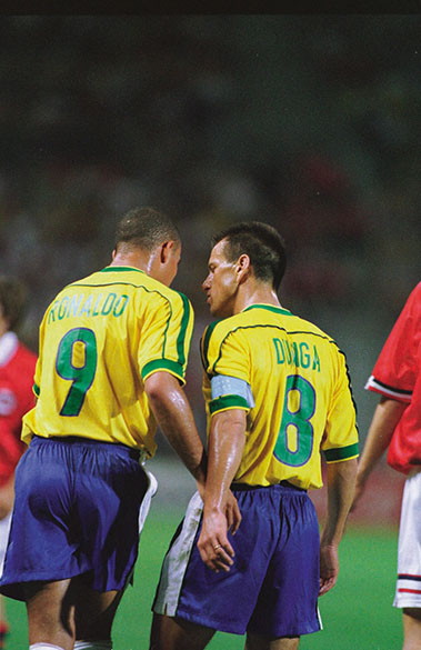 Dunga discutindo com Ronaldo, do Brasil, no jogo contra a Noruega, na Copa de 1998
