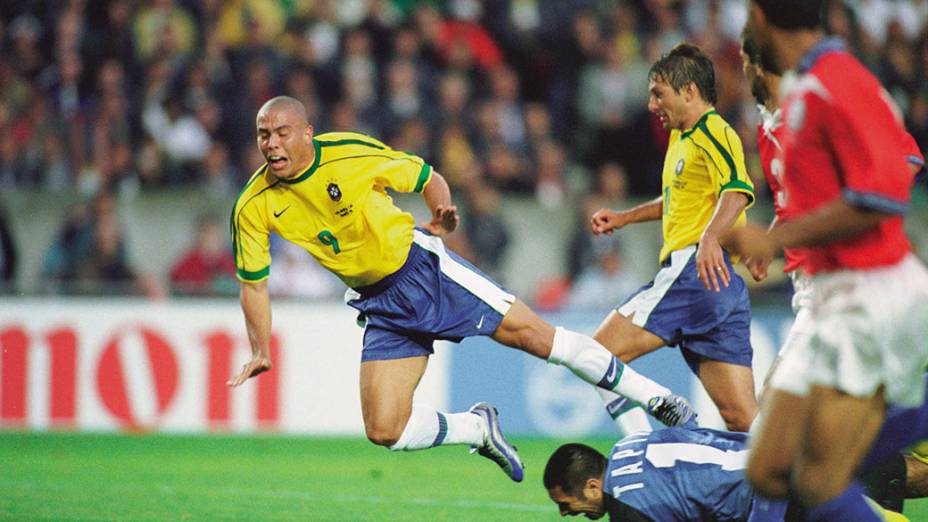 Tapia, goleiro do Chile, fazendo pênalti em Ronaldo, do Brasil, nas oitavas da Copa de 1998