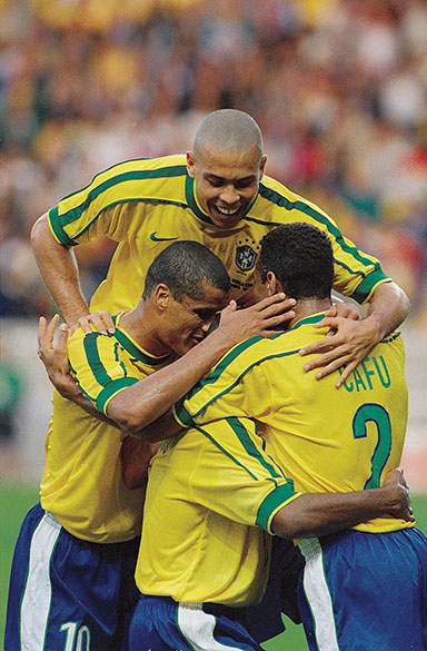Ronaldo, Rivaldo, Cafu e César Sampaio, do Brasil, comemorando gol contra o Chile na Copa de 1998