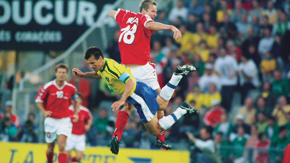 Dunga, do Brasil, no jogo contra a Dinamarca, na Copa de 1998