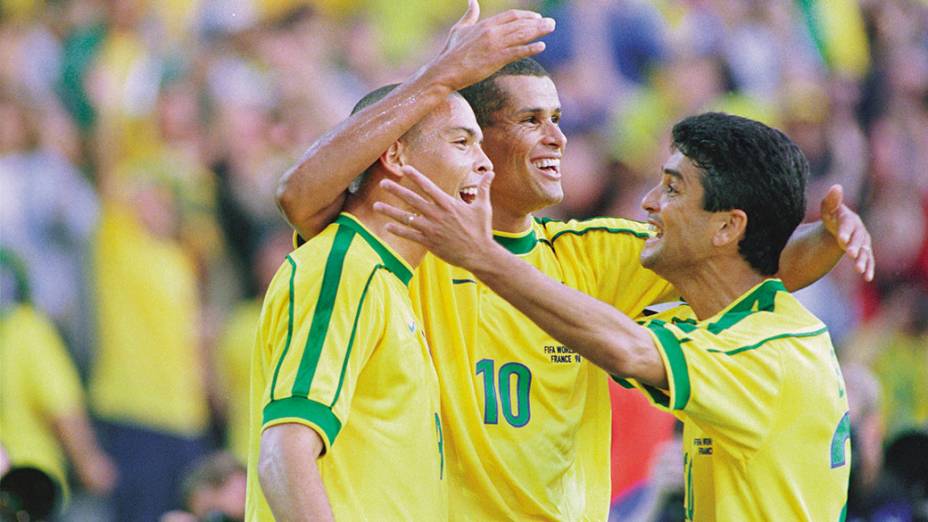 Ronaldo, Rivaldo e Bebeto, do Brasil, comemorando contra a Dinamarca, na Copa de 1998