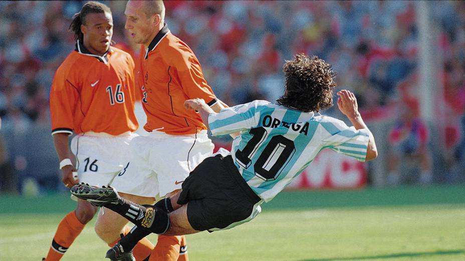 Davids e Stam, da Holanda, contra Ortega, da Argentina, nas quartas da Copa de 1998