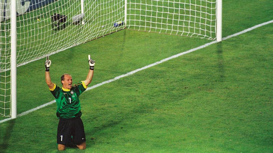 Taffarel, do Brasil, comemorando a defesa de um pênalti, no jogo contra a Holanda, na Copa de 1998