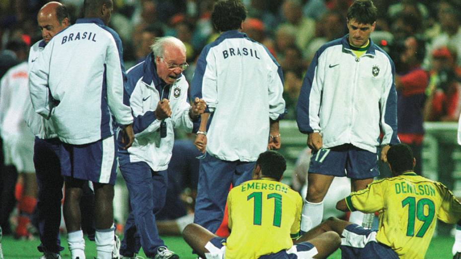 Zagallo, técnico do Brasil, conversando com os jogadores antes das cobranças de pênaltis na semifinal contra a Holanda, na Copa de 1998