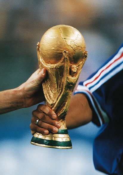 A Taça Fifa passa de mão em mão, após a vitória da França sobre o Brasil e a conquista da Copa do Mundo de 1998