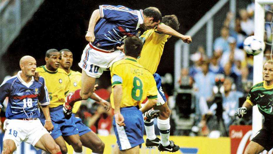 Zidane da França, fazendo gol no Brasil, durante jogo entre França x Brasil, na final da Copa do Mundo 1998, no State de France