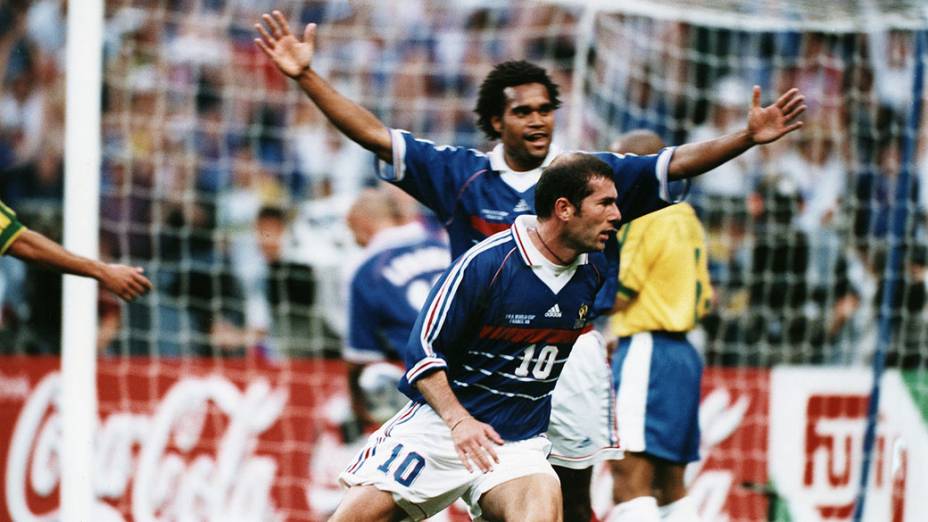 Zidane celebra seu segundo gol durante na vitória da França sobre o Brasil por 3 a 0 na final da Copa do Mundo, no Stade de France