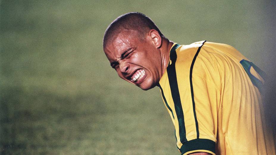Ronaldo, do Brasil, com expressão de dor, na Copa de Mundo de 1998