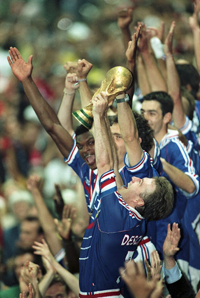 Didier Deschamps, da seleção francesa, comemorando a conquista da Copa do Mundo de 1998, no jogo contra o Brasil, no State de France