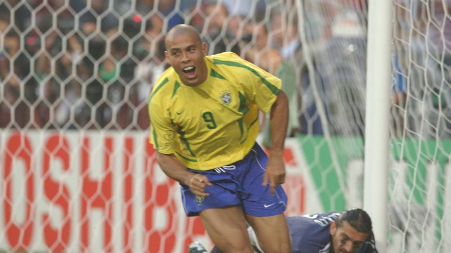 Ronaldo comemora seu gol durante partida entre Brasil e Turquia pela Copa do Mundo de 2002