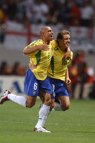 Roberto Carlos e Juninho comemoram gol durante partida entre Brasil e China pela Copa do Mundo de 2002