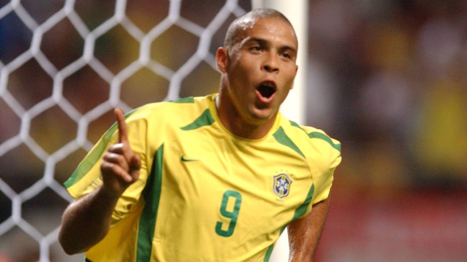 Ronaldo comemorando gol no jogo entre Brasil e China durante a Copa do Mundo de 2002