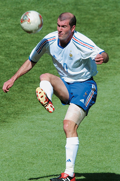 Zidane, da França, durante jogo contra a Dinamarca, pela primeira fase da Copa do Mundo de 2002, em Incheon