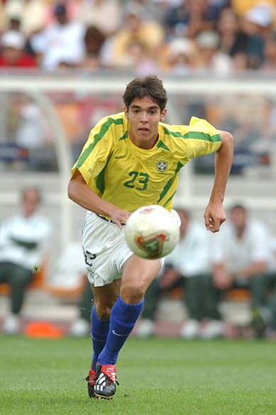 Kaká em jogo entre Brasil e Costa Rica pela Copa do Mundo de 2002