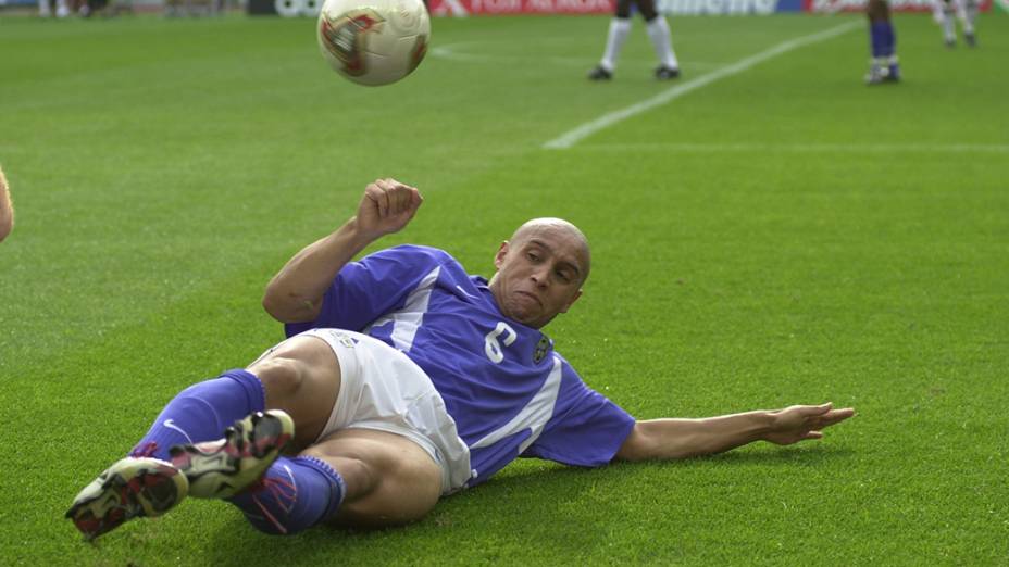 Roberto Carlos durante partida contra a Inglaterra na Copa do Mundo de 2002