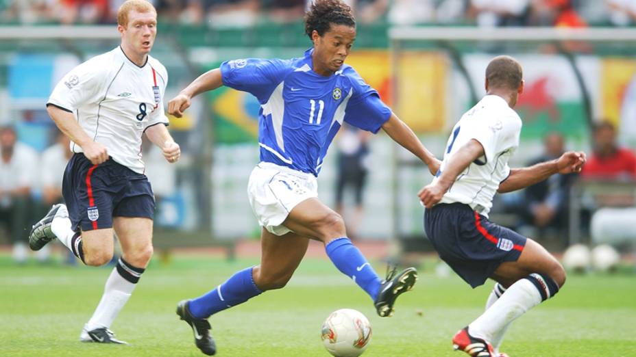 Ronaldinho Gaúcho em jogo entre Brasil e Inglaterra na Copa do Mundo de 2002