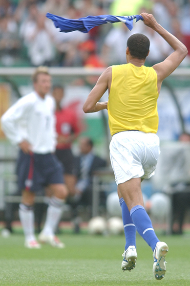 Rivaldo comemora gol durante partida entre Brasil e Inglaterra, pela Copa do Mundo de 2002