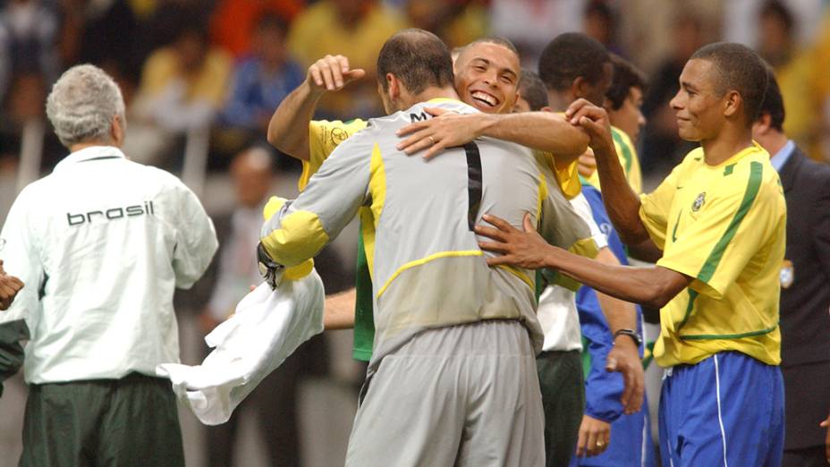 Ronaldo abraça Marcos no jogo Brasil x Turquia, na Copa do Mundo de 2002