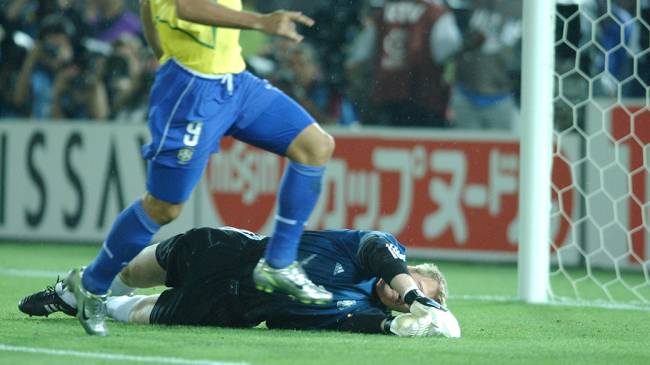 Oliver Kahn ao tentar defender gol feito por Ronaldo no jogo entre Brasil e Alemanha na final da Copa do Mundo de 2002