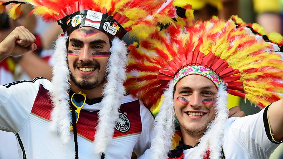 Torcedores da Alemanha aguardam o início do jogo contra Gana no Castelão, em Fortaleza