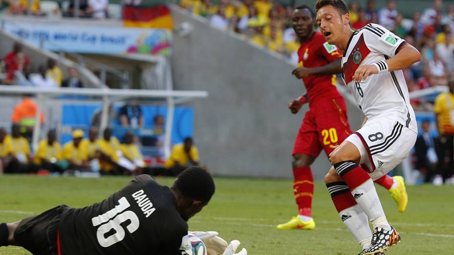 O goleiro ganês Fatau Dauda segura a bola chutada pelo alemão Özil