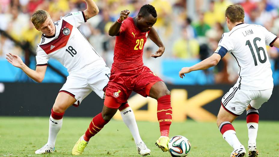 O ganês Asamoah é marcado por dois jogadores da Alemanha