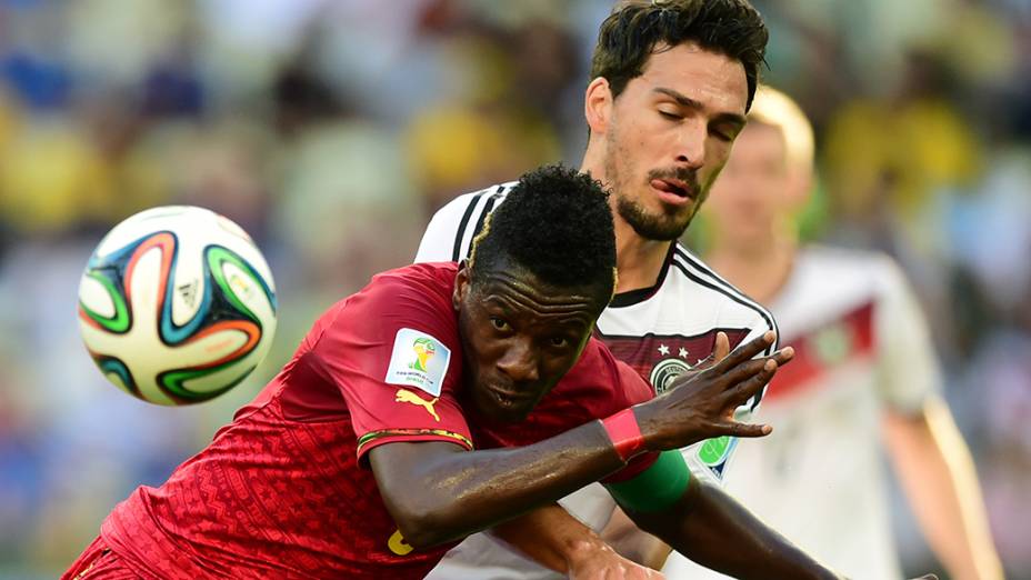O ganês Asamoah disputa a bola com o alemão Hummels