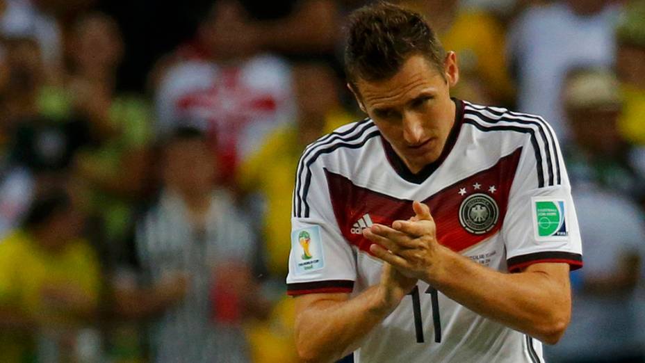 O alemão Miroslav Klose comemora gol de empate contra Gana