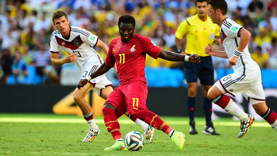 O ganês Muntari chuta a bola contra o gol da Alemanha